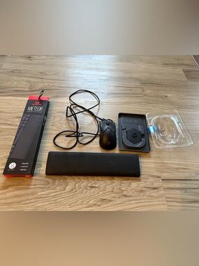 Razer Viper Mini Black Gaming Wired Mouse w/ Redragon Meteor Keyboard Wrist Pad